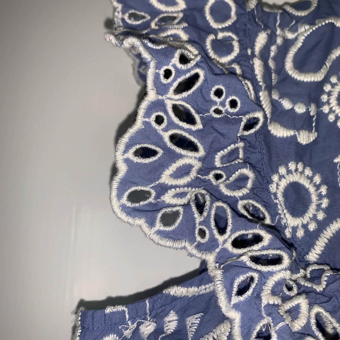 Blå blus med vita detaljer - 90