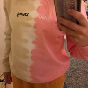 Beige, rosa sweatshirt från ariana grannes turné❤️ aldrig använt❤️mycket bra skick
