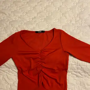 Otroligt fin croppad tröja i storlek XS, använd endast ett par gånger. Det är en röd/orange färg.