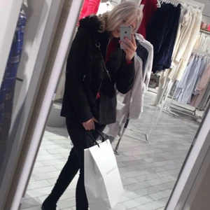 Svart zara kappa - Säljer nu min svarta kappa ifrån zara, köptes för 2 år sen men inte en jacka jag använt så mycket ändå