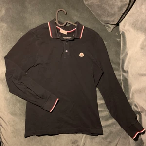 Moncler Tröja - Långärmad moncler tröja i bra skick strl L passar  också M. Köpt från Åhléns ordinariepris 1700kr. Startpris 1000, kan lösas billigare vid snabb affär. 