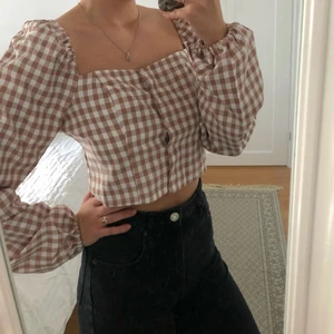 Supersöt topp från NAKD - Supersöt rutig topp från NAKD! Den är HELT NY och aldrig använd. Säljer pga den är för stor för mig! Den är storlek M och jag har vanligtvis storlek S 💗