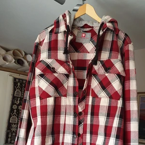 Super fint hoodie skortja jacka  - Mycket varmt och passar till höst och passar till båda kön: från stk s- xl och den är slut såld .Bud I kommenterna. Användade 3 gånger