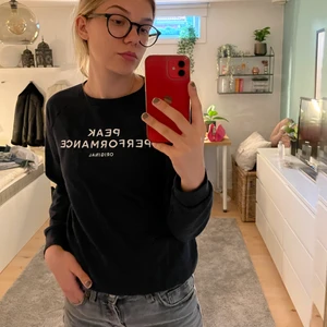 Peak Performance sweatshirt  - Marinblå sweatshirt från Peak Preformance, är i storlek 150 men passar bra som en XS. Köparen står för frakten💖