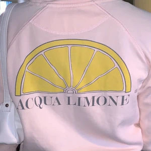 Acqua limone babyrosa sweatshirt, strl M - Babyrosa sweatshirt i bomullsmaterial. Har en kreditkortsficka på vänster innersida så du inte tappar bort ditt kort. Väldigt bekväm och snyggt vintageplagg med den ikoniska loggan ”Acqua Limone” på både fram och baksida. Använd Max 3 ggr. Nypris 999kr, säljs för 300kr. Strl M ifrån Acqua Limone🖤