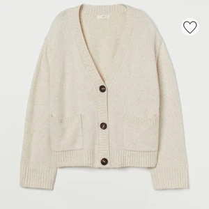 Boxig oversize kofta!  - Endast använd 1 gång. Nypris: 299kr. Säljes då den inte kommit till användning. Superskön och användbar! Ganska stor dock men gillar man oversize är den perfekt. Strl M. Frakt tillkommer 💖💙💗 hör av er vid frågor!!🥰