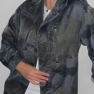 Quatrefilles jacka blå - Säljer min blå quatre filles jacka. Nypris är 2500kr, storlek är small. Det är en perfekt jacka med praktiska fickor där man får plats med mycket, en av anledningarna till att jag älskar den! Finns fler bilder om det önskas💙💙 budgivning kan avslutas tidigare vid tillräckligt högt bud