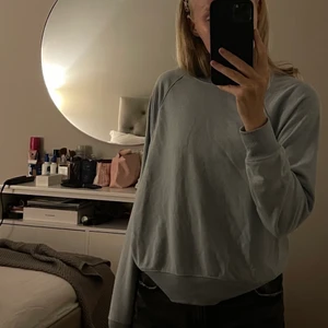 blå höst tröja - Säljer en jättefin och oanvänd blå tröja som är perfekt nu på hösten. Prefekt att ha till en tunn höstjackan. Säljer då tröjan tyvärr inte kommit till användning.