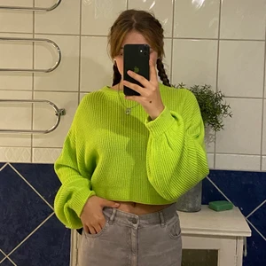 Stickad - En nyon grön stickad croppad tröja💚 (mer nyon grön i verkligheten) frakt tillkommer på 79kr