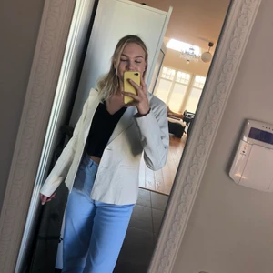 Vit kavaj  - Vit kavaj från Vera Mode storlek 42. Passar M! Jättefin men använder aldrig kavaj så säljer den vidare🤍 frakt ingår