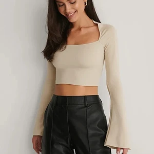 Nack Trumpet Sleeve top strl xs - Säljer denna fina toppen som är i super fint skick och nästan helt oanvänd🤍 Toppen är ifrån NA-KD och är i strl xs! Ny pris 249kr                                                                 KÖPAPE STÅR FÖR FRAKT! 🖤