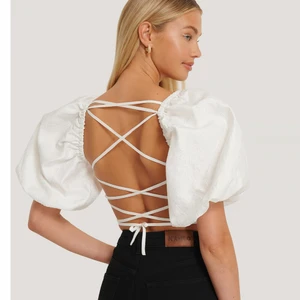 Black puff Sleeve top - Plagget har en jätte fin öppen rygg och är i super bra skick ! Plagget är ifrån Misslisibells kollektion med NA-KD och finns inte längre kvar att köpa🤍