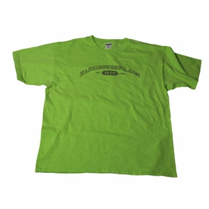 Harrisburg - Vintage Graphic Tee - En tröja som har riktigt stora 90’s vibbar som samt har en färg med väldigt stor efterfrågan. Med både ett tryck över bröstet och på ryggen. Perfekt för en baggy outfit! Köpt under en secondhandmässa i Philadelphia.