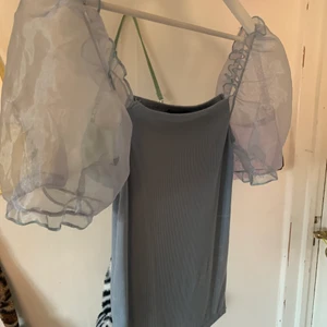 Topp med puffärmar  - Topp från NewLook köpt genom Asos. Inte min stil längre och använde den bara ett par enstaka gånger! Säljer för 100kr exkl frakt! Vinnaren står för frakt och högsta budet vinner 💗