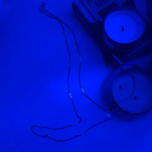 Långt halsband med kors  - Ett långt silvrigt halsband med många kors på en rad<3 Bra skick