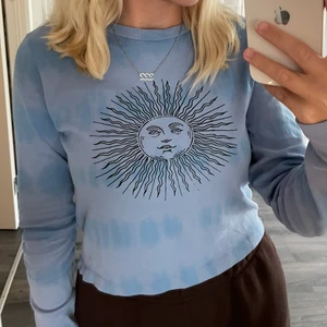 Tröja - Funderar på att sälja denna fina tröja från topshop (köpt från plick) som jag inte fått så stor användning av än trott. Den är i fint skick och knappt använd av mig! Köparen betalar för frakten och katt finns i hem 🏡 