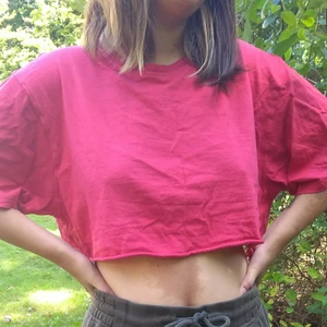 Röd croptop - Aaasmjuk och skön tröja som jag klippt. Perfekt till så många outfits. Mycket älskad men inte använd på länge. Tror den hade passat S-L beroende på hur man vill att den ska sitta, men skriv för frågor eller fler bilder så löser vi det:)
