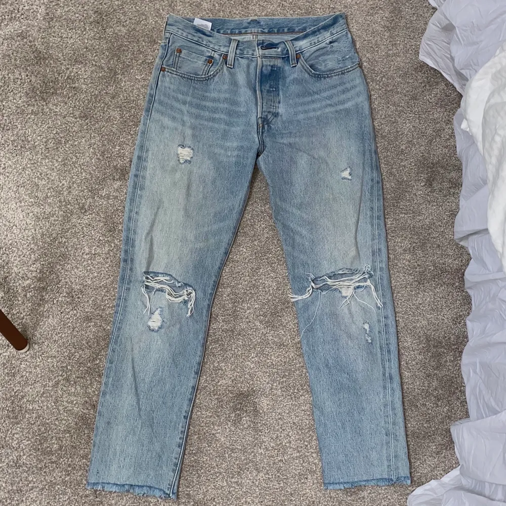 Säljer dessa lågmidjade Levis jeans med slitning! Använda ett fåtal gånger och är i bra skick. Kommer ej till användning tyvärr på grund av för stor storlek. DM för fler bilder och funderingar! (är 170) . Jeans & Byxor.
