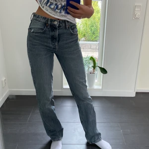 Zara midwaist straight jeans - Slutsålda skitsnygga raka midwaist jeans från Zara i färgen blågrå💙💙 Perfekta till hösten🌟 Köpte två stycken likadana till mig & min kompis men de passade tyvärr inte henne så har ett par som är splitternya! Är 172cm💙 tveka inte å höra av er vid frågor☺️