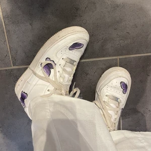 Nike air force med fjärilar - Mina sjukt coola nike air force som är custom made. I super fint skick förutom att lite av den lila färgen har gått bort på sidan där det står ”air”. Köpta för 1400kr. De är i storlek 40💗💗✨