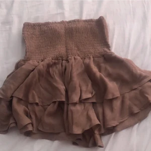 Kjol - Säljer denna supersöta kjolen i storlek S, aldrig använd då jag råkade köpa 2!