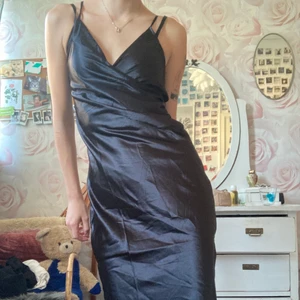 Svart klänning  - Halv lång svart klänning, den slutar precis efter knäna. Säljer eftersom att den är lite liten. Den är helt oanvänd och ny köpt 