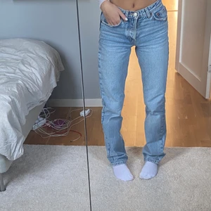 Zara mid Rise jeans - Säljer mina populära zara mid rise jeans i den ljusblåa färgen pågrund av att de inte passade mig. Skriv om du är intresserade, vill ha fler bilder eller har några frågor💗💗 Jag är 167cm. 2 bild är lånad. ❗️högsta Bud just nu: 500kr❗️