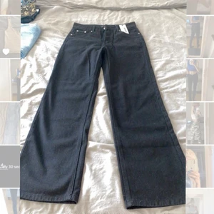 Jeans storlek M/L  - Köpte dessa jeans men dom var jättestora för mig, står att dom är i xs men dom är mer M/L så säljer dom då dom inte passar alls. 