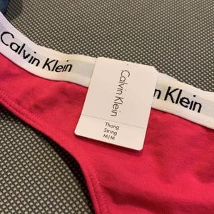 Calvin klein - Oanvända CK string i den nyare modellen. Beställde hem de men de är för små för mig, lappar och allt sitter kvar. Storlek M kan frakta & mötas upp👍🏼 