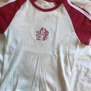 Tröja brandy melville - Tight baby tee från brandy melville långt tillbaka. 