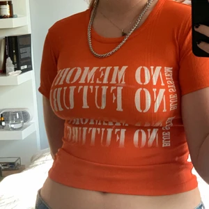 Orange topp - Orange topp i storlek M men skulle säga att den mer är som en S. 70 kr + frakt! 