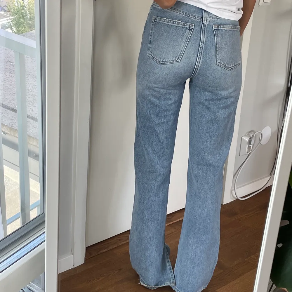 Säljer mina knappt använda jeans från hm i strl 34, har aldrig kommit till användning, hör av er vid frågor!!. Jeans & Byxor.