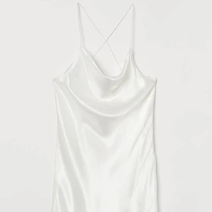 Slipdress - Asfin satinklänning/slipdress från Hm. Banden korsas i ryggen. Säljes pga för liten. Storlek 38, men skulle säga att den sitter bäst på en strl 36, Eller nån kortare, jag är 170. Perfekt skick! Kanske nyårsklänning? Student, jul eller fest? Perfekta mångsidiga klänningen helt enkelt! 😍 Skriv för fler bilder (måste stryka den). Obs, slutsåld på hemsidan! 