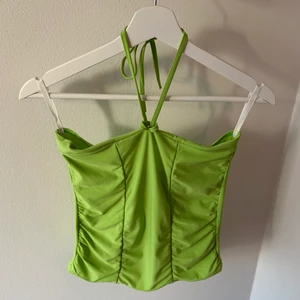 Fräck 90s topp - Tjena! Säljer denna fräcka gröna 90s toppen köpt secondhand i Paris 💿🔋 perfekt fest topp. Använd en gång så i helt nyskick. Skriv om ni undrar något 💋