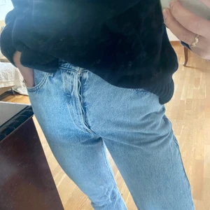 Levis 501 - Levisjeans i modellen 501. Använda väldigt sparsamt och är i fint skick 💙Jag är 178 cm lång. 