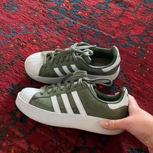 Adidas Superstar - Adidas Superstar med lite tjockare sula🐸 Knappt använda