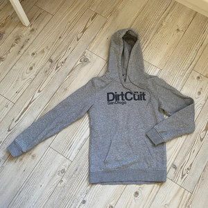 Hoodie dirt cult  - Säljer en hoodie i fint skick! Liten fläck vid ena ärmen se bild men syns knappt och annars jättefin! Strl L (typ pojk strl tror jag?!) men har passat mig som har xs/s annars!