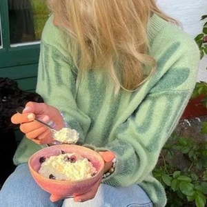 Stickad tröja - Fin stickad tröja med härlig grön färg💚 köpt på plick för 450kr, jag har använt den fåtal gånger😊direktpris 400kr💕