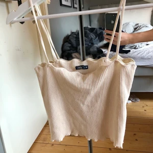 Stickat linne - Oanvänt stickat linne från zara. I storlek M men skulle säga att den passar s & xs också. Köparen står för frakten 💕