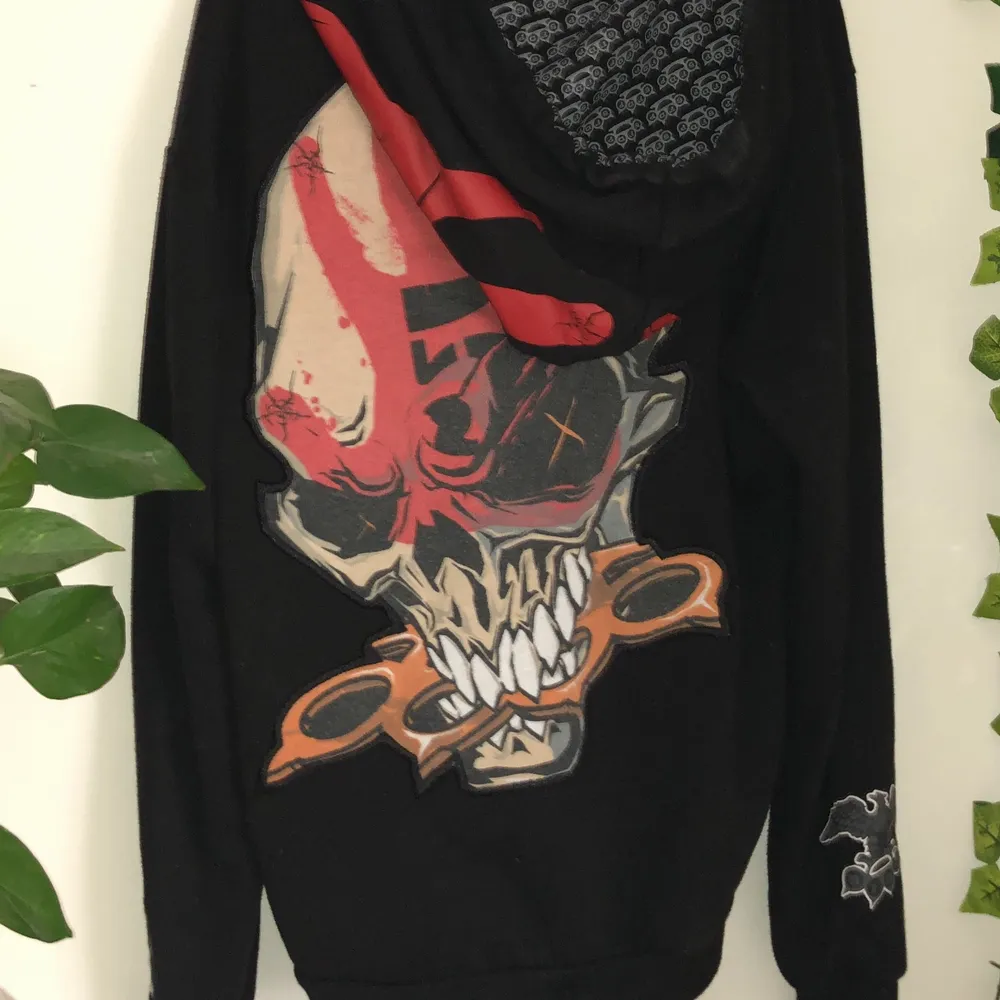 Skitcool och skön hoodie från Five Finger Death Punch i bra skick<3 Säljer eftersom den inte kommer till användning:( Kontakta mig för fler bilder!. Hoodies.