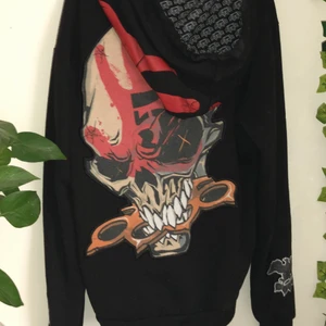 Fiver Finger Death Punch Hoodie - Skitcool och skön hoodie från Five Finger Death Punch i bra skick<3 Säljer eftersom den inte kommer till användning:( Kontakta mig för fler bilder!