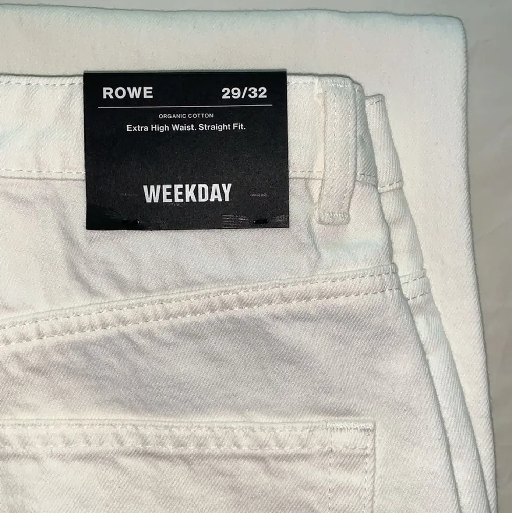 Säljer dessa helt oanvända vita jeans från Weekday i modellen Rowe. Nypris 500 kr, säljer för 300 kr. Frakt tillkommer💕. Jeans & Byxor.