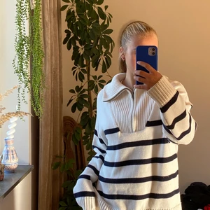 Randig kofta  - Intressekoll på denna randiga stickade tröja från zara! Väldigt fint skick 