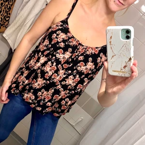 Svart linne med rosa blommor, storlek S - Svart linne med rosa blommor i storlek S från Samsa collection, oanvänd.