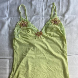 Linne strl M - gulligt nattlinne i strl m, snarare S. Jättefin ljusgrön färg 💚 skriv för fler bilder. 