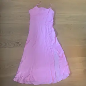 En lång, ljusrosa klänning i siden från zara! Aldrig använd, hyfsat nyinköpt. Säljer då det inte riktigt är min stil!