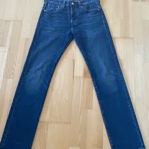 Blåa Levi’s jeans 501. Jeansen köptes förra året och är i skick som nya då de endast är använda vid fåtal tillfällen. Nypris: 1250:- Hör av er om ni har några frågor eller funderingar! Mvh Filip