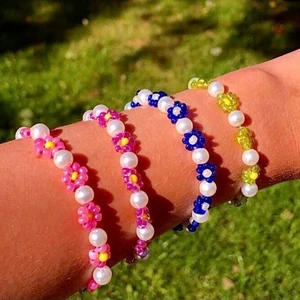 Blom armband  - Armbanden finns i 4 färger och kostar 40kr+13kr frakt❤️ det är förlängninskedja på så man kan justera det till ens egen storlek🥰 bilderna är från min Instagram design_by_d.💕