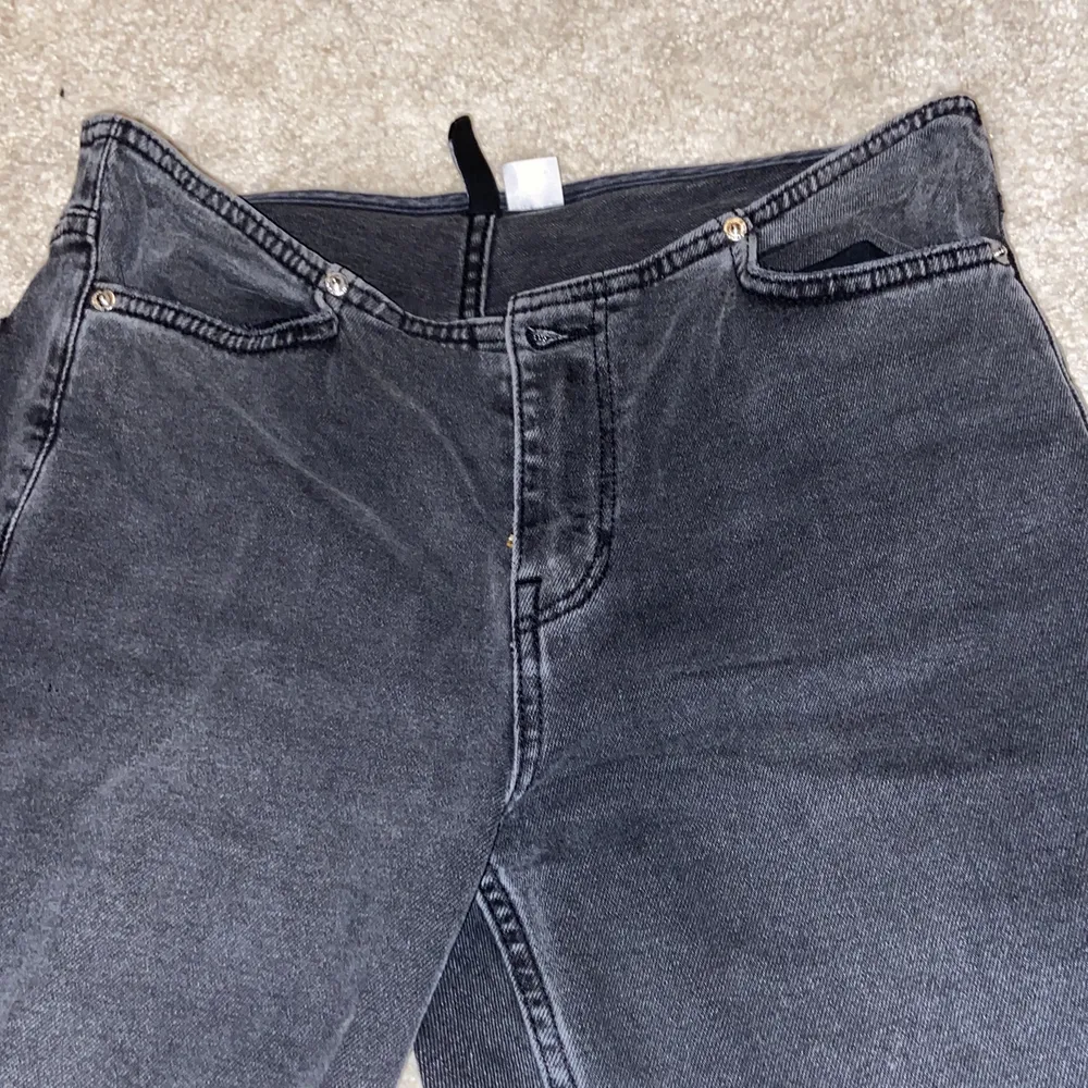 Ett par lågmidjade jeans från hm helt slutsålda!🌸är väldigt sköna och stl är 36. Om det är många som är intresserad så startar jag en budgivning!❤️❤️. Jeans & Byxor.