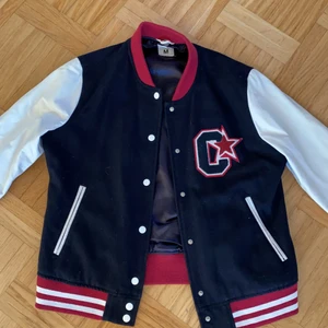 Baseball/collage jacka - Gör en ny annons!! Köpt här på plick för 620kr ink frakt men säljer vidare pga att jag inte vet om jag trivs i den ❤️ Märket är crocker och är ett märke som inte finns idag. Säljer vid bra bud 👍🏼
